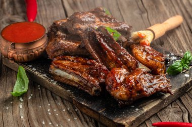 Ahşap bir tahtada barbekü soslu domuz pirzolası. Sağlıklı yağlar, kilo vermek için temiz yiyecekler. Üst Manzara. metin için yer.