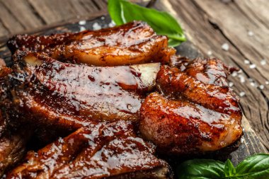 Kesme tahtasında ızgara pirzola. Restoran menüsü, diyet, yemek kitabı tarifi üst görünümü.