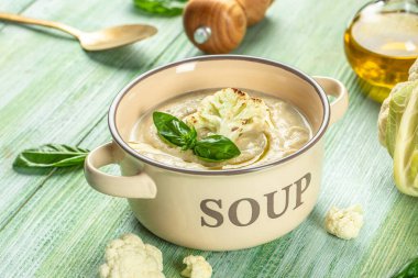 Ahşap zemin üzerinde kavrulmuş karnabahar çorbası, restoran menüsü, diyet, yemek tarifi üst görünümü.,