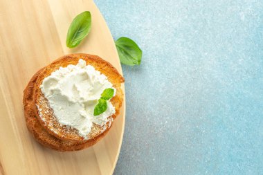 Krem peynirli tost. afiş, menü, metin için tarif yeri, üst görünüm.