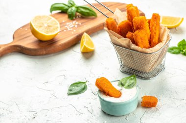 Soslu ve limonlu ekmek kırıntılarıyla kızartılmış balık kroket. afiş, menü, metin için tarif yeri, üst görünüm,