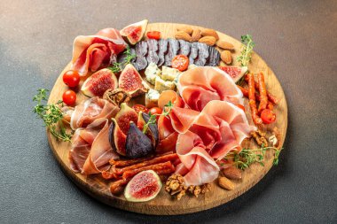 Prosciutto 'dan İtalyan antipasto, üzerinde incir ve peynir olan jambonlu aperatif dilimleri.,