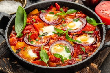 Yumurtalı, biberli ve domatesli Shakshuka. Yemek tarifi geçmişi. Kapat..