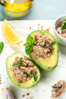 Ton balığı salatasıyla doldurulmuş Avokado, dikey görüntü. Üst Manzara. metin için yer,