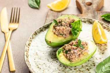 Avokado, tabakta ton balığı salatası. organik sağlıklı ürünler. Detoks ve temiz diyet konsepti. metin için yer, üst görünüm.