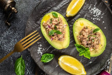 Avokado ile ton balığı salatası. Temiz yemek, diyet, vejetaryen yemek konsepti. Üst Manzara. metin için yer.