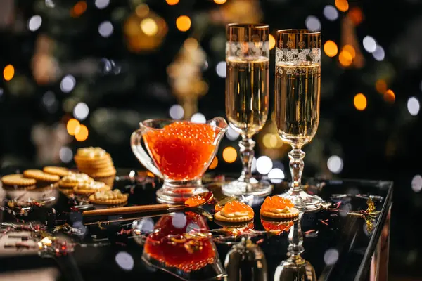 Glas Champagner Mit Rotem Kaviar Vorspeisencracker Butter Und Rotem Kaviar lizenzfreie Stockfotos