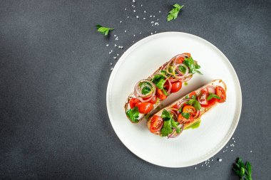 Domates ve peynir taze yapılmış bruschetta. İtalyan mezesi, sebzeli antipasti. afiş, menü, metin için tarif yeri, üst görünüm.