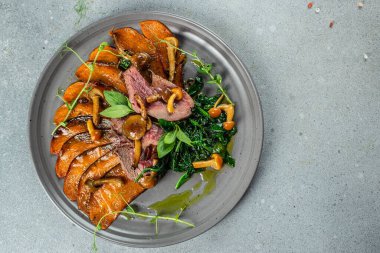 Dilimlenmiş dana biftek, tatlı patates ve ıspanaklı mantar, bayrak, menü, yazı için tarif yeri, üst görünüm.,