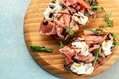 Prosciutto ve krem peynirli Aperatifler. Restoran menüsü, diyet, yemek kitabı tarifi üst görünümü.