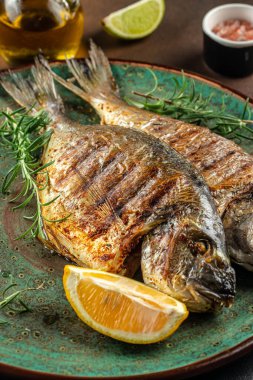 Fırınlanmış Dorado Deniz Balığı. Sağlıklı gıda konsepti. metin için yer, üst görünüm.
