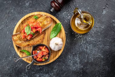 Domatesli tost ve mikro yeşillik. Sağlıklı kahvaltı konsepti. Süper yiyecek konsepti. Sağlıklı, temiz yemek. Vegan ya da glütensiz diyet.