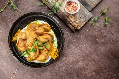 Ekşi krema soslu börek. kızarmış varenyky, vareniki, pierogi, dolgulu pirohy, pankart, menü, metin için tarif yeri, üst görünüm,