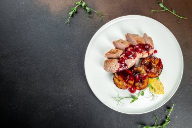 Erik soslu fırında ördek filetosu, restoran menüsü, diyet, yemek tarifi üst görünümü..