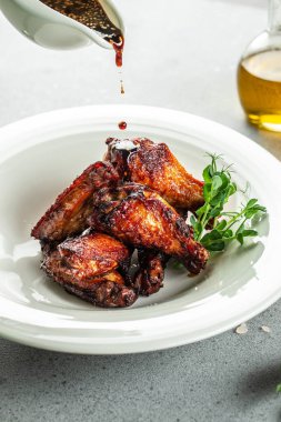 Susam tohumu ve acı soslu fırında tavuk kanadı. dikey görüntü. Üst Manzara. metin için yer.