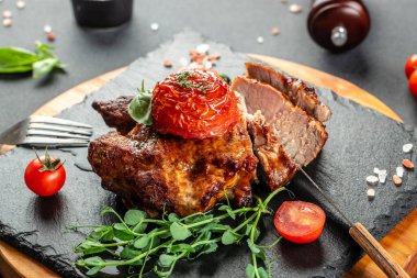 Domatesli ızgara biftek. organik sağlıklı ürünler. Detoks ve temiz diyet konsepti. metin için yer, üst görünüm.