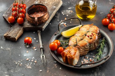 Limon ve kiraz domatesli kızarmış somon bifteği. Sağlıklı ve dengeli beslenme kavramı. metin için yer, üst görünüm.