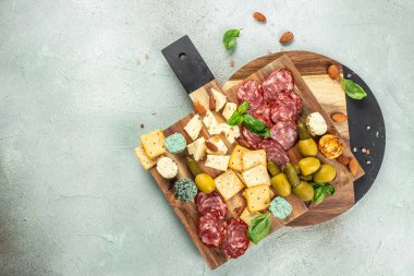 Açık arkaplan manzaralı farklı bir antipasti salam, peynir ve zeytin içeren aperatifler. metin için yer.