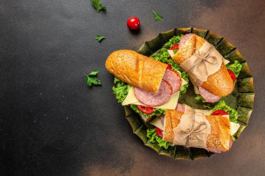 Pastırmalı taze baget sandviç, çedar peyniri, marul ve sebze. afiş, menü, metin için tarif yeri, üst görünüm.