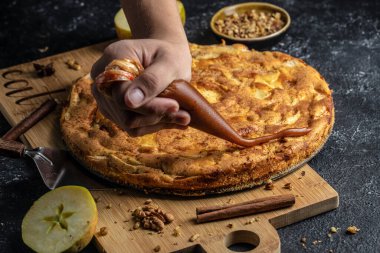 Elmalı turta ve karamel. Mutfak, fırın konsepti.