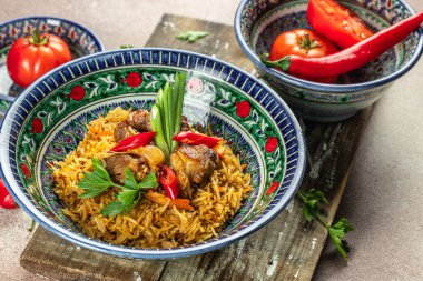 Özbek pilavı ya da kuzu pirzolası. Restoran menüsü, diyet, yemek kitabı tarifi üst görünümü.