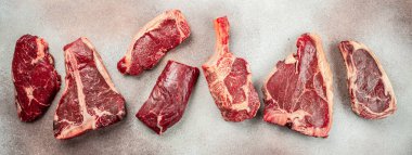 Taze otlar ve baharatlarla ızgara yapmak için hazırlanmış siyah angus eti. Uzun afiş biçimi. en üstteki görünüm.