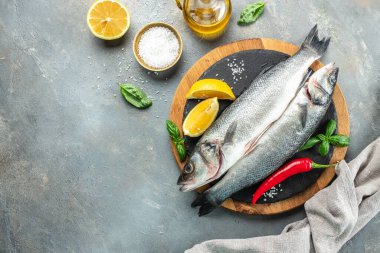 Levrek balığı, aşçı deniz ürünleri arka planı. Restoran menüsü, diyet, yemek kitabı tarifi üst görünümü.