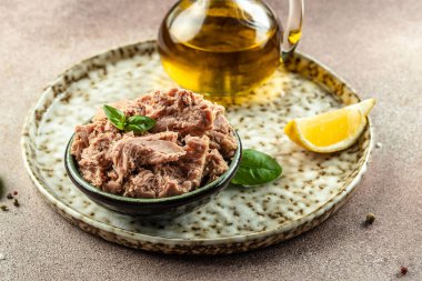 Hafif arka planda salamura edilmiş ton balığı bifteği. Restoran menüsü, diyet, yemek kitabı tarifi üst görünümü.