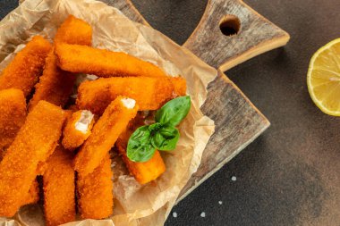 Tahtada sos tartartarlı ev yapımı balık kroket. afiş, menü, metin için tarif yeri, üst görünüm.