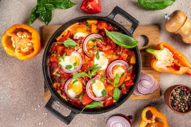 Shakshuka. Çelik bir tavada sebzeli sahanda yumurta, yazı için geleneksel orta doğu yemeği yeri, üst görünüm.,