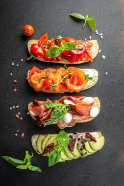Prosciutto, somon, domates ve avokado soslu bruschetta seti. Üst Manzara. metin için yer.