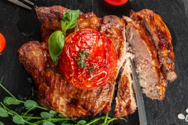 Lezzetli biftek, domatesli az pişmiş et, restoran menüsü, diyet, yemek tarifi üst görünümü.,