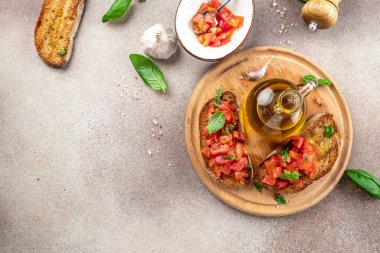 Lezzetli İtalyan domatesli bruschetta taze fesleğen yaprağı dilimleri tahtada. metin için yer, üst görünüm.