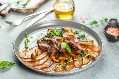 Fırında patates, taze yeşillik, öğle veya akşam yemeği için lezzetli ve sağlıklı yemek ile servis edilmiş biftek. Diyet et ve sebzeler, üst manzara. metin için yer