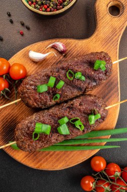 Kofta ya da lula kebap şişleri. Restoran menüsü, diyet, yemek kitabı tarifi üst görünümü.