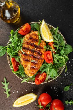 Kızarmış tavuk fileto, yeşil marul, roka, domates. Ketogenik diyet. Düşük karbonhidratlı yüksek yağlı kahvaltı. Sağlıklı gıda konsepti. metin için yer, üst görünüm.