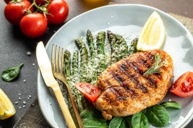 Sebzeli kuşkonmaz ve parmesanlı organik sağlıklı ürünlerle ızgara yapılmış sulu tavuk göğsü. Detoks ve temiz diyet konsepti. metin için yer, üst görünüm,