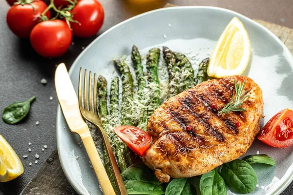 Sebzeli kuşkonmaz ve parmesanlı organik sağlıklı ürünlerle ızgara yapılmış sulu tavuk göğsü. Detoks ve temiz diyet konsepti. metin için yer, üst görünüm,