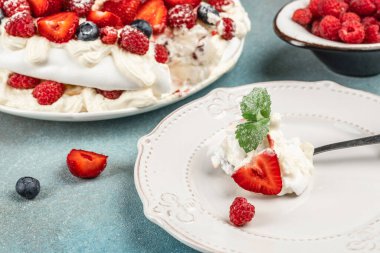 Meringue, Krem şanti ve Taze Böğürtlenli Pavlova Katmanı keki,