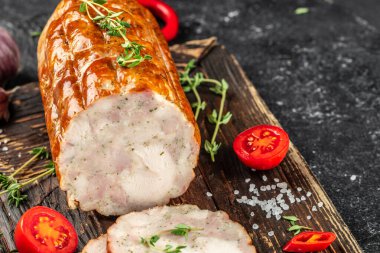 Ahşap bir tahtanın üzerinde lezzetli haşlanmış tavuk dürümleri. Üst Manzara. metin için yer.