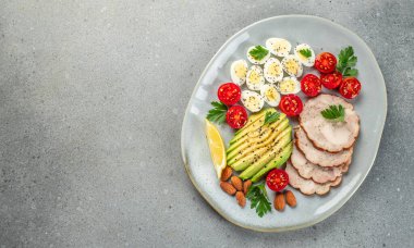 Avokado, tavuk fileto ve kiraz domatesli haşlanmış bıldırcın yumurtası, arka planda hafif bir kahvaltı, pankart, menü, yazı için tarif yeri, üst görünüm.