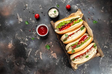 Koyu bir arka planda bir sosisli. Üst Manzara. metin için yer.