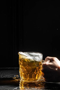 Köpüklü bira lütfen. Dondurucu hareket Su damlaları bira köpüğü.