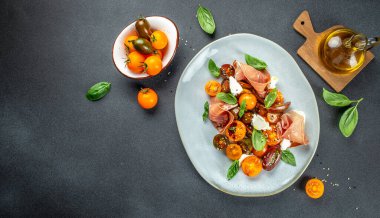 Prosciutto 'lu salata, jambon ve vişneli domates..