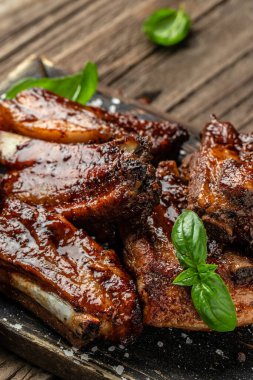 Ahşap bir tahtanın üzerinde soslu ve dumanlı ızgara domuz pirzolası. Restoran menüsü, diyet, yemek kitabı tarifi..