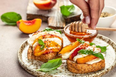 Şeftalili jambonlu ıspanaklı bruschetta yakından bakın. Arka planda hafif bir manzarada şarap için nefis bir aperatif. metin için yer,