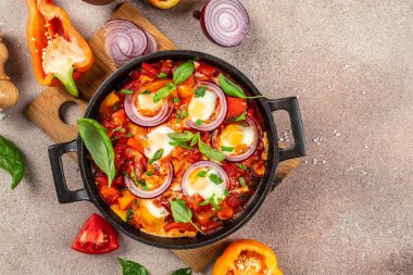 Kahvaltıda tavada Shakshuka yumurtası. Restoran menüsü, diyet, yemek kitabı tarifi üst görünümü.