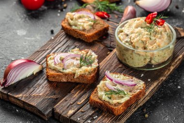 Otlu domuz yağı ve tahta bir tahtanın üzerinde ekmek tostu. afiş, menü, metin için tarif yeri, üst görünüm.