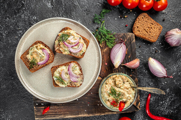 Сэндвичи с вкусным салом. вертикальное изображение. вид сверху. место для текста.