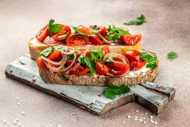 Domatesli İtalyan bruschetta, ahşap tahtada peynir, pankart, menü, yazı için tarif yeri, üst görünüm.,